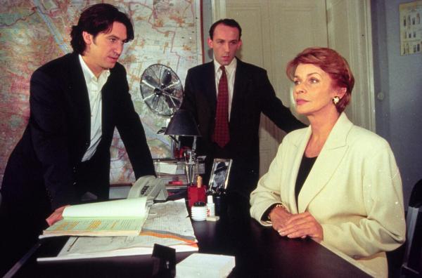 Bild 1 von 2: Im Bild: Kommissar Richie Moser (Tobias Moretti, li.) und Ernst Stockinger (Karl Markovics, mi.) haben Karla Wilke (Senta Berger) nach dem Tod ihrer Freundin auf das Kommissariat bestellt.