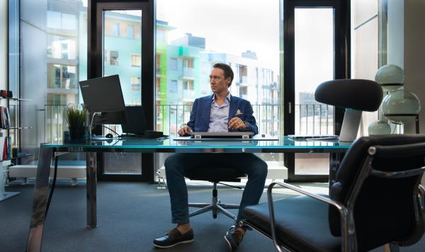 Bild 1 von 5: Adam Veile (Simon J. Berger) ist ein Workaholic, der sich mit Freunden wilde Partys mit Prostituierten und Drogen als Ausgleich gönnt. Außerdem trägt er ein großes Geheimnis mit sich herum.