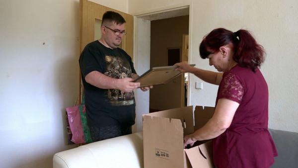 Bild 1 von 1: Der Umzug von Petra und ihren Kindern steht bevor. Pascal und sie packen bereits Kartons..