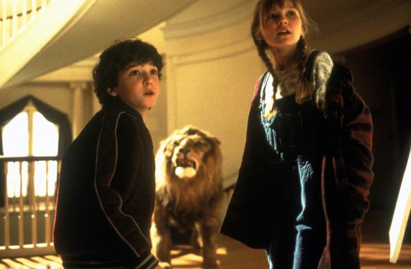 Bild 1 von 19: Peter (Bradley Pierce, l.) und Judy (Kirsten Dunst, r.) haben das magische Brettspiel wieder zum Leben erweckt - leider auch einen leibhaftigen Löwen ...