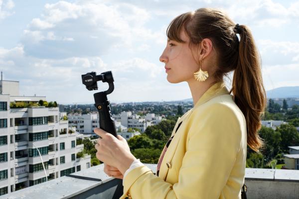 Bild 1 von 4: Dani (Julia Roy) hat sich unerlaubter Weise zu dem Tatort begeben und möchte ihre Eindrücke mit der Kamera festhalten.