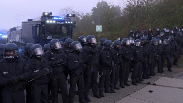 Bild 1 von 3: Zwei Hundertschaften trainieren eine UDA-Lage, eine unfriedliche demonstrative Aktion.