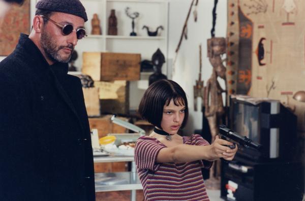 Bild 1 von 4: Der eiskalte Mafia-Killer Léon (Jean Reno) wird unfreiwillig zum Retter der 12jährigen Mathilda (Natalie Portman). Nach dem Mord an ihren Eltern nistet sich das Mädchen bei ihm ein, um Léons \