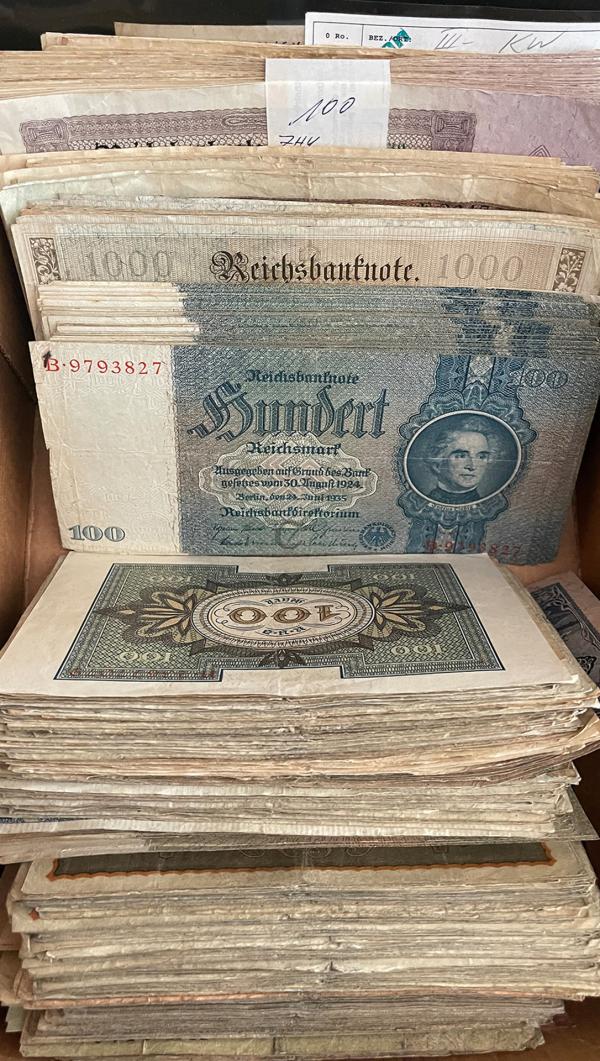 Bild 1 von 3: Das Inflationsgeld hat heute einen gewissen Wert für Sammler.