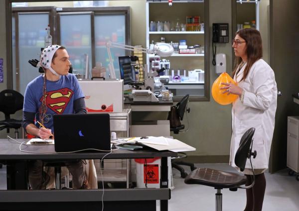 Bild 1 von 29: Sheldon (Jim Parsons, l.) stellt fest, dass er mit seinen Forschungen nicht vorankommt und bittet Amy (Mayim Bialik, r.), ihn herauszufordern. Eine nicht ganz leichte Aufgabe ...