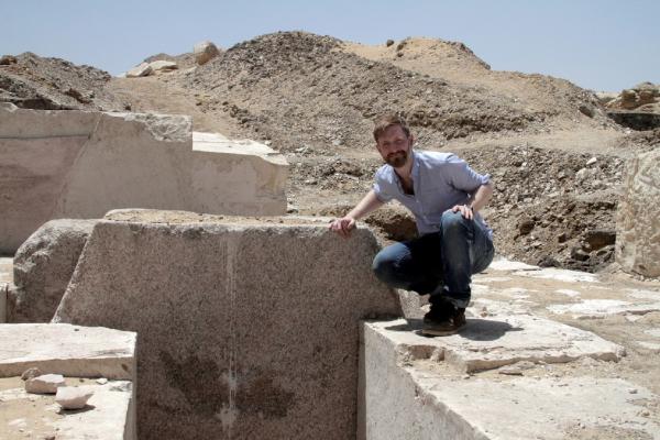 Bild 1 von 4: Seltener Fund: Der Ägyptologe Dr. Chris Naunton freut sich über eine versiegelte Grabkammer - nach über 4000 Jahren soll sie erstmals geöffnet werden.