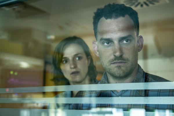 Bild 1 von 6: Gerda Hallmann (Lilly Marie Tschörtner, l.); Hanno Hallmann (Johannes Suhm, r.)