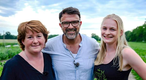 Bild 1 von 1: Tarik bei den Schlesig-Holsteiner Landfrauen: Claudia Jürgensen (l.), rechts Kathrin Rehders (r.).