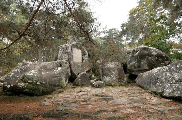 Bild 1 von 4: Der Wald von Fontainebleau sorgte lange für Angst und Schrecken. Doch eines Tages beschloß eine Gruppe junger Künstler, hier zu malen und revolutionierten damit die Landschaftsmalerei.