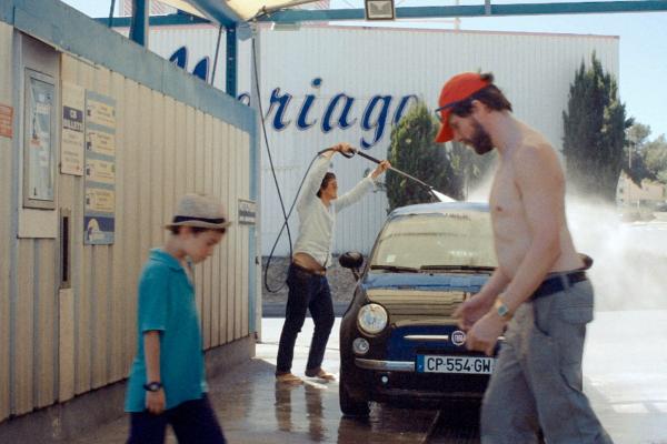 Bild 1 von 1: Philippe (Jean-Benoît Ugeux, re.) und Aurélien (Vincent Minne, Mi.) sind mit Auréliens Sohn Balthazar (Balthazar Monfé) unterwegs.