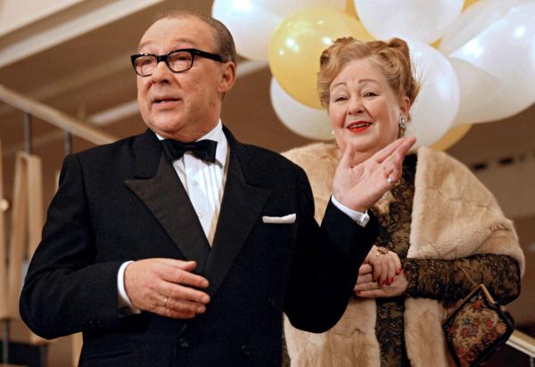 Bild 1 von 15: Direktor Lohmann (Jaecki Schwarz) und seine Gattin (Ulrike Bliefert).