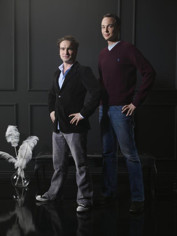 Bild 1 von 27: (3. Staffel) - Eines Tages tritt eine junge und attraktive Frau in das Leben der brillianten Physikers Dr. Leonard Hofstadter (Johnny Galecki, l.) und Dr. Sheldon Cooper (Jim Parson, r.) - und verändert dies schlagartig ...