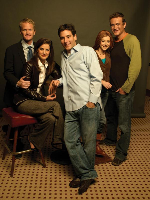 Bild 1 von 25: (1. Staffel) - Rückblick in die wilden Jahre von Ted (Josh Radnor, M.), Marshall (Jason Segel, r.), Barney (Neil Patrick Harris, l.), Lily (Alyson Hannigan, 2.v.r.) und Robin (Cobie Smulders, 2.v.l.) ...