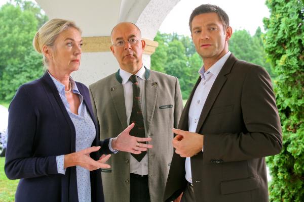 Bild 1 von 2: Polizeidirektor Gert Achziger (mi. Alexander Duda) und Kommissar Sven Hansen (re. Igor Jeftic) ermittleln in der Musikakademie und befragen Anna Ferber (li. Birte Berg).