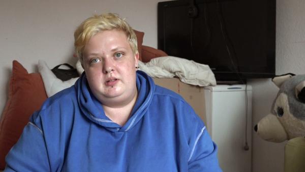 Bild 1 von 2: Kathleen (22) hat eine große Ankündigung zu machen..