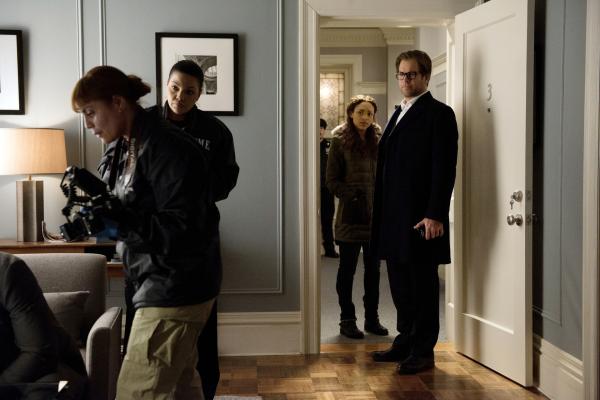 Bild 1 von 23: Bull (Michael Weatherly, r.) wird zur Wohnung eines wichtigen Zeugen im Fall Withrow gerufen - dieser hatte gegen den Bauunternehmer ausgesagt, dass er als Projektleiter Withrow mehrmals auf Mängel in der Konstruktion hingewiesen habe ...