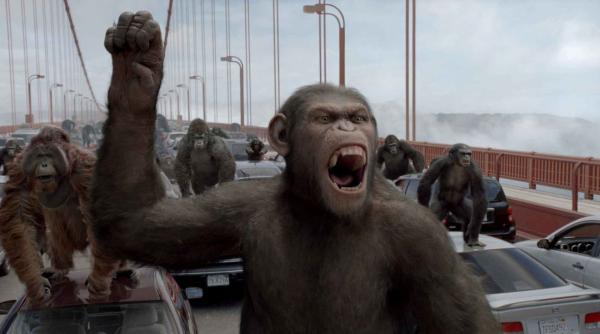 Bild 1 von 3: On the Golden Gate Bridge, Caesar leads a revolution that will ultimately lead to the RISE OF THE PLANET OF THE APES.