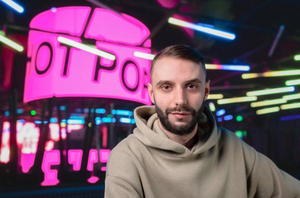 Bild 1 von 2: Soundtrack zum Protest ? Simeon.mp3 arbeitet nicht nur als DJ, sondern beschallt auch die Demonstrationen in Sofia mit Statements bulgarischer Politiker.