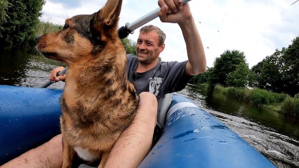 Bild 1 von 3: Stephan (44) packt das heiß geliebte Kanu aus: Gemeinsam mit Hund Socke will er auf der Geeste eine Runde paddeln. Doch das Abenteuer steht unter keinem guten Stern.