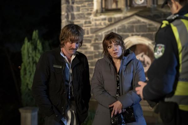 Bild 1 von 5: Greg (Richard Davis, l.); Lauren (Katherine Parkinson, r.)