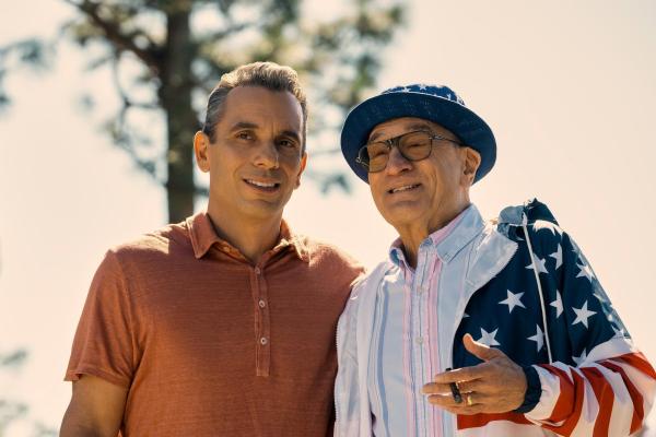 Bild 1 von 8: Im Bild: Sebastian Maniscalco (Sebastian), Robert De Niro (Salvo).