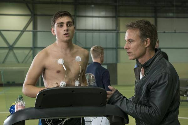 Bild 1 von 6: Oliver Eckstein (Markus Krojer, l.); Jan Maybach (Marco Girnth, r.)