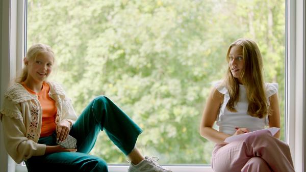 Bild 1 von 3: Tara (Maya Ystenes, rechts) und Mina (Ameli Olving Sælevik, links) sind seit dem neuen Schuljahr in einer Klasse. Um in ihrer neuen Klasse dazuzugehören, will Tara das beliebteste Mädchen der Klasse - Mina - für sich gewinnen.