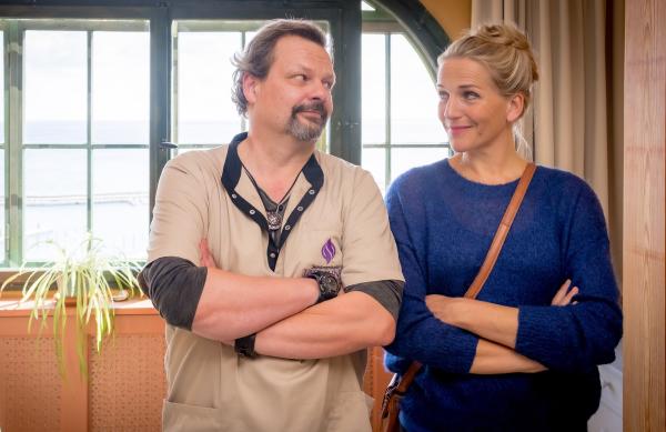 Bild 1 von 4: Achte mal besser auf Deine Gesundheit! Nora Kaminski (Tanja Wedhorn) redet ihrem guten Freund Dirk (Ulrich Bähnk) ins Gewissen.