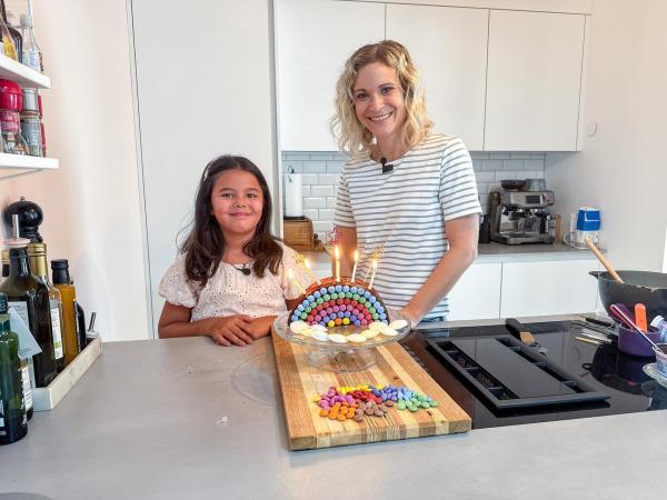 Bild 1 von 2: Im Bild: Sophie und Julia mit ihrer fertigen Geburtstagstorte.