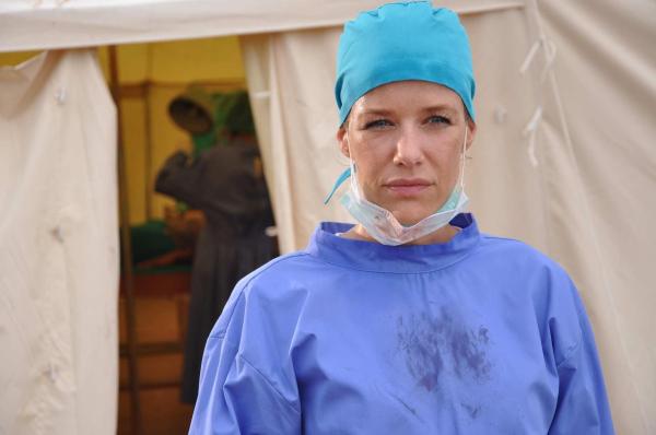 Bild 1 von 17: Die junge Medizinerin Dr. Sophie Heimbach (Alexandra Neldel) wird von ihrer Chefin in ein Erdbebengebiet nach Indonesien geschickt Vor Ort soll sie dem unberechenbaren, aber äußerst fähigen Chirurgen Matthias Kreusler auf die Finger schauen: Er steht im Verdacht, Spendengelder und Medikamente zu veruntreuen ...