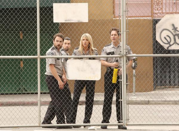 Bild 1 von 7: (v.l.n.r.) Charlie Kelly (Charlie Day); Mac (Rob McElhenney); Dee Reynolds (Kaitlin Olson); Dennis Reynolds (Glenn Howerton)