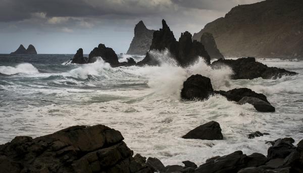 Bild 1 von 1: Die Küste im Nordosten Teneriffas am Fuße des Anaga-Gebirges ist rau und zerklüftet.