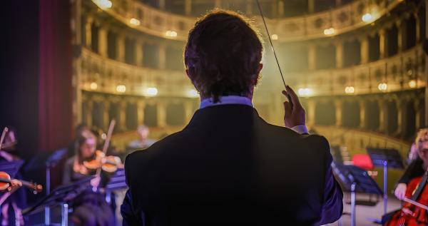 Bild 1 von 15: Der Dirigent ist der musikalische Leiter eines Orchesters und der kreative Kopf bei der künstlerischen Gestaltung eines Werks.