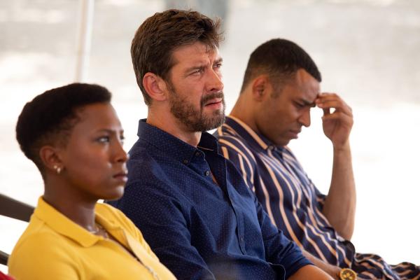 Bild 1 von 4: Beim Verhör von Josh Hunter (Lloyd Everitt, r.), seinem Vater Brian Hunter (Adrian Bower, M.) und Inez Farah (Jade Anouka, l.) wird die Wahrheit aufgedeckt.