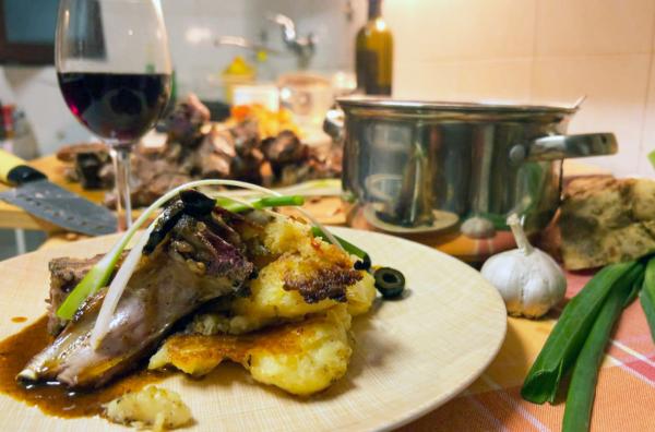 Bild 1 von 3: Für das traditionelle kroatische Gericht Janjetina werden Lammkoteletts gebraten und mit einer Soße aus Hühnerfleisch, Gemüse, Wein, Knoblauch, cremigem Balsamico-Essig und Oliven serviert.