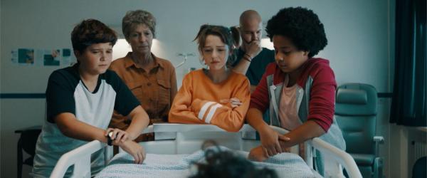 Bild 1 von 4: Sammy (Arthur Hermans), Jos (Ann Tuts), Ella (Cécile Enthoven), Thomas (Stan Van Samang) und Noor (Maja Azila) machen sich Sorgen um den kranken Felix (Junes Callaert).