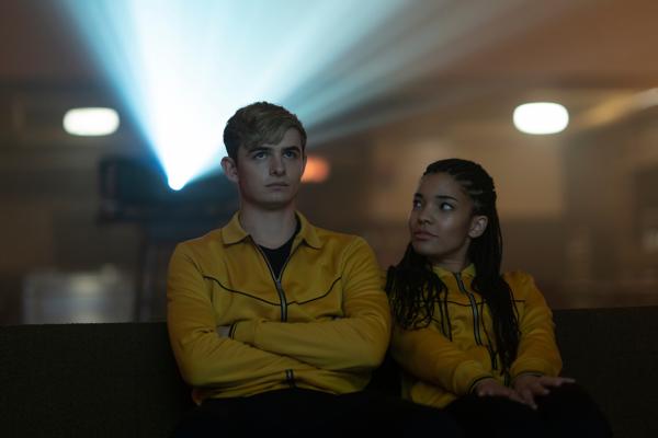 Bild 1 von 3: Alex Rider (Otto Farrant) findet das Verhalten von Ayisha (Shalisha James-Davis) seltsam, denn sie spricht und bewegt sich wie ein Roboter.