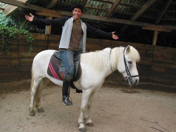 Bild 1 von 3: Willi erfährt alles über die Arbeit auf einem Gestüt und bekommt eine Reitstunde auf einem Pony.
