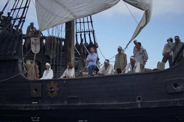 Bild 1 von 13: Mirko Drotschmann an Deck eines Nachbaus der \