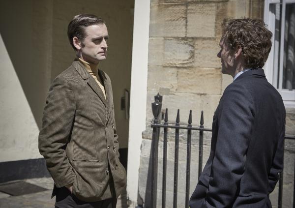 Bild 1 von 3: Da Peter Jakes (Jack Laskey, l.) Oxford verlässt, verabschiedet er sich von seinem Kollegen Endeavour Morse (Shaun Evans, r.).