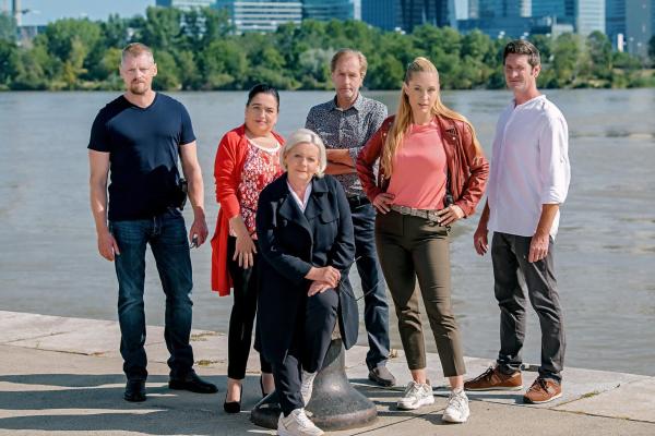 Bild 1 von 20: Im Bild (v.li.): Martin Gruber (Max Herzog), Maria Happel (Dr. Franziska Beck), Brigitte Kren (Henriette Wolf), Helmut Bohatsch (Franz Wohlfahrt), Lilian Klebow (Penny Lanz), Andreas Kiendl (Klaus Lechner).