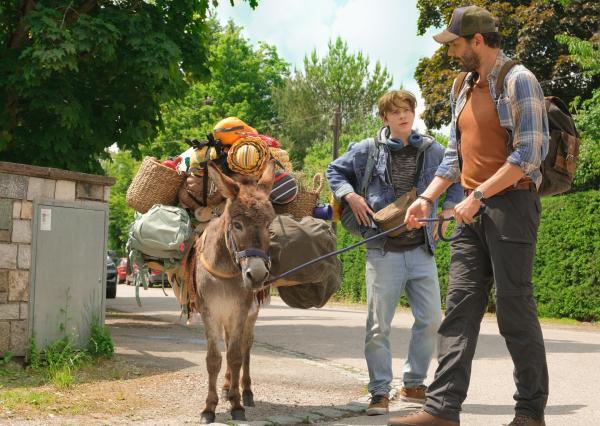 Bild 1 von 8: Die Reise geht los - von links: Maria (Esel Lore), Felix (Yoran Leicher) und Marcel (Mehdi Nebbou).