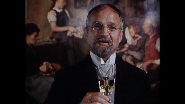 Bild 1 von 3: Herr Hofrat gratuliert zum Staatsexamen.