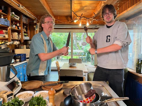 Bild 1 von 13: Uke Bosse (l.) und Jonathan Schäfer (r.) beim Kochduell, bei dem die Maschine (Thermomix) gegen händisches Kochen antritt.