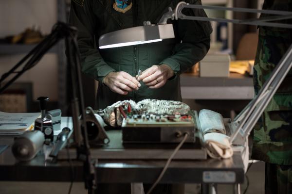 Bild 1 von 3: Die Bolzen des Triebwerks wurden durchtrennt.