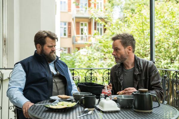 Bild 1 von 5: Benjamin Hornberg (Antoine Monot, l.) und Leo Oswald (Wanja Mues, r.) beim Gespräch auf einem Balkon - zwischen Ermittlung und Freundschaft.