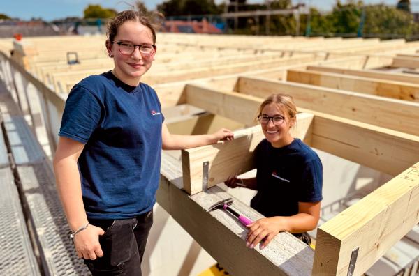 Bild 1 von 8: Dachdeckermeisterin Sina Klein (rechts) bietet regelmäßig Praktika für junge Frauen wie Lia (links) an, um sie für das Handwerk zu begeistern.