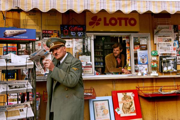 Bild 1 von 25: Als ein Kioskbesitzer (Lars Rudolph, r.) mitten in Berlin auf Adolf Hitler (Oliver Masucci, l.) trifft, ist er begeistert, schließlich glaubt er, auf einen besonders guten Schauspieler gestoßen zu sein ...