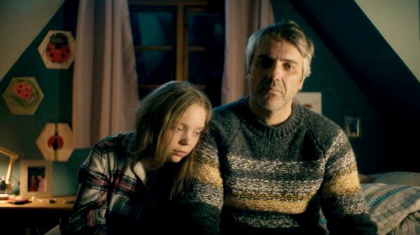 Bild 1 von 27: Mads (Stefan Rudolf, re.) möchte seine Tochter Hanne (Lale Andrä) schützen.