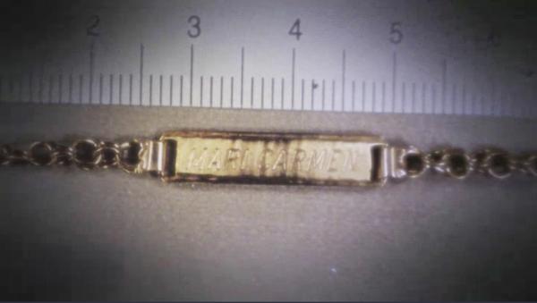 Bild 1 von 9: Eine Goldkette, die das Opfer Maria del Carmen trug, hilft dabei, den Leichnam zu identifizieren.